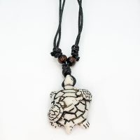 WHITE RESIN TURTLE W/ BABY CHOKER