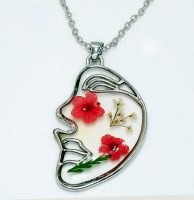 RETRO FACE DESIGN W/ DRIED FLOWERS PENDANT