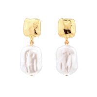 IRREGULAR LARGE PEARL W/ IRREGULAR SQUARE GOLD STUD