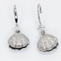 STAINLESS STEEL CLAM W/ PEARL EARRINGS
