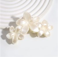 WHITE BUNCH FRANJIPANI HAIRCLIP