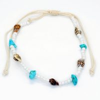 WHITE BEAD STRING BRACELET WITH SHELLS
