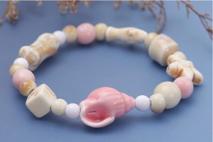 BR8222 PASTEL PINK SHELL CERAMIC BEAD BRACELET
